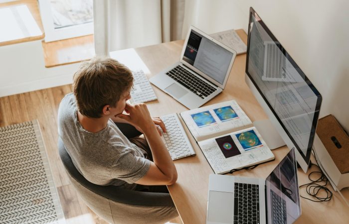 autónomo o freelance buscando en internet un programa de facturación o gestión para su negocio